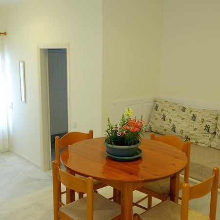 Dialinas Apartments إسترو الغرفة الصورة