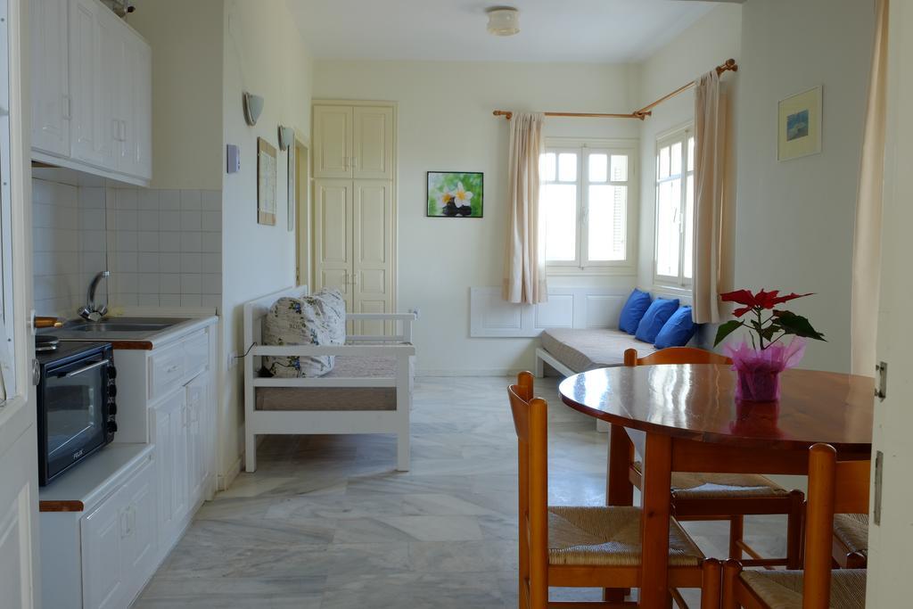 Dialinas Apartments إسترو الغرفة الصورة
